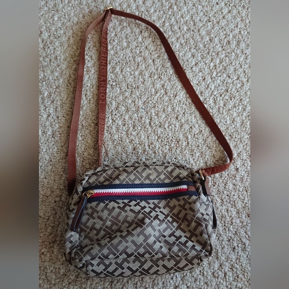 TOMMY HILFIGER BROWN SIGNATURE LOGO DOUBLE ZIP CROSSBODY BAG